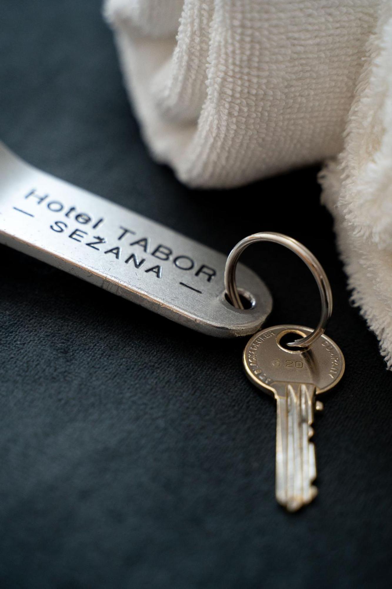 Hotel Tabor Sežana エクステリア 写真