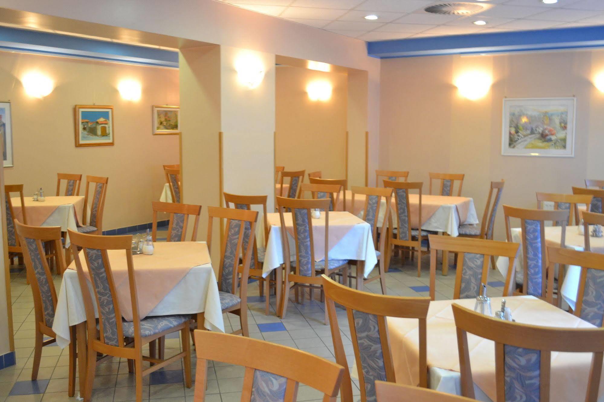 Hotel Tabor Sežana エクステリア 写真